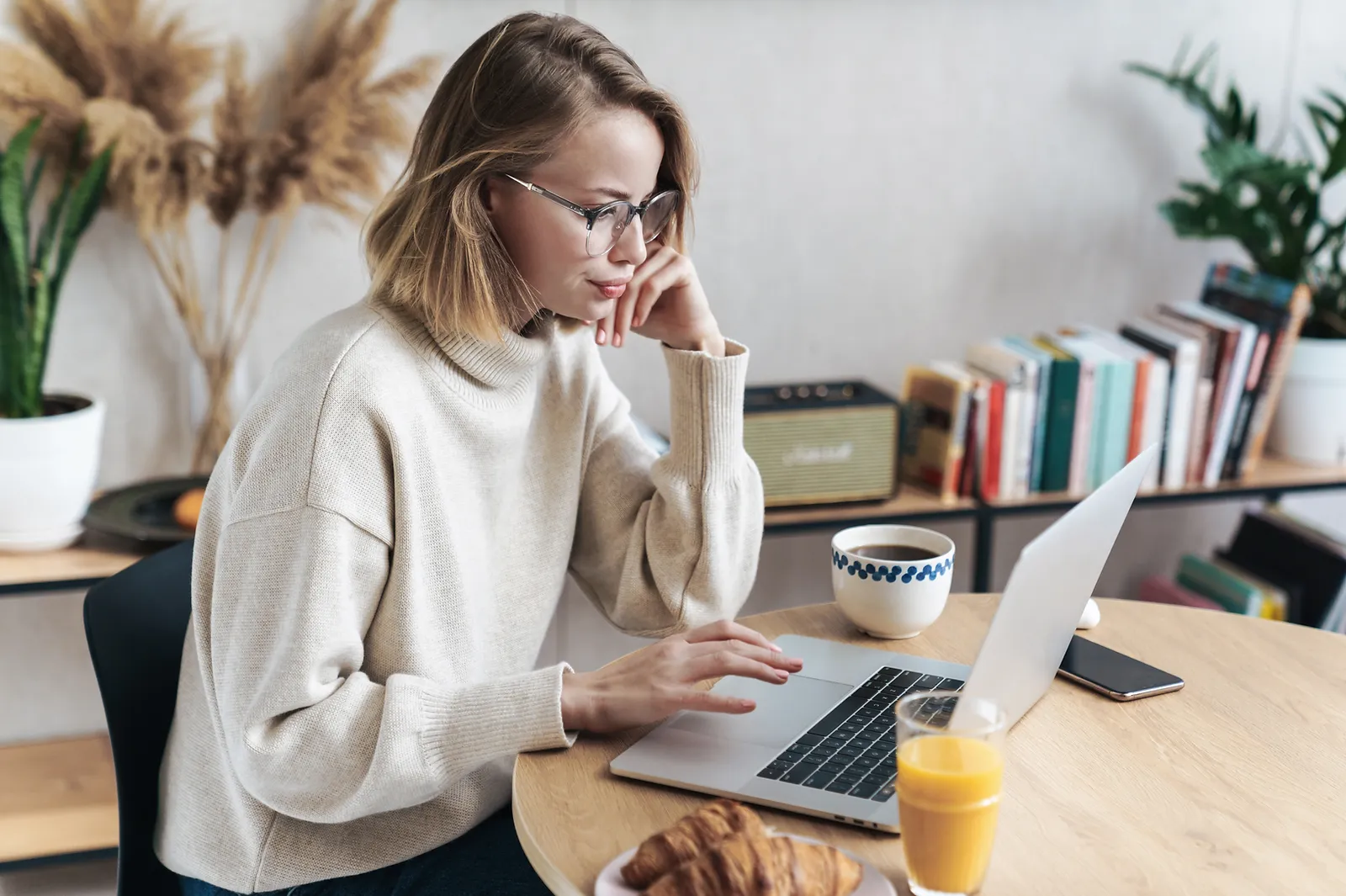 Frau arbeitet am Computer