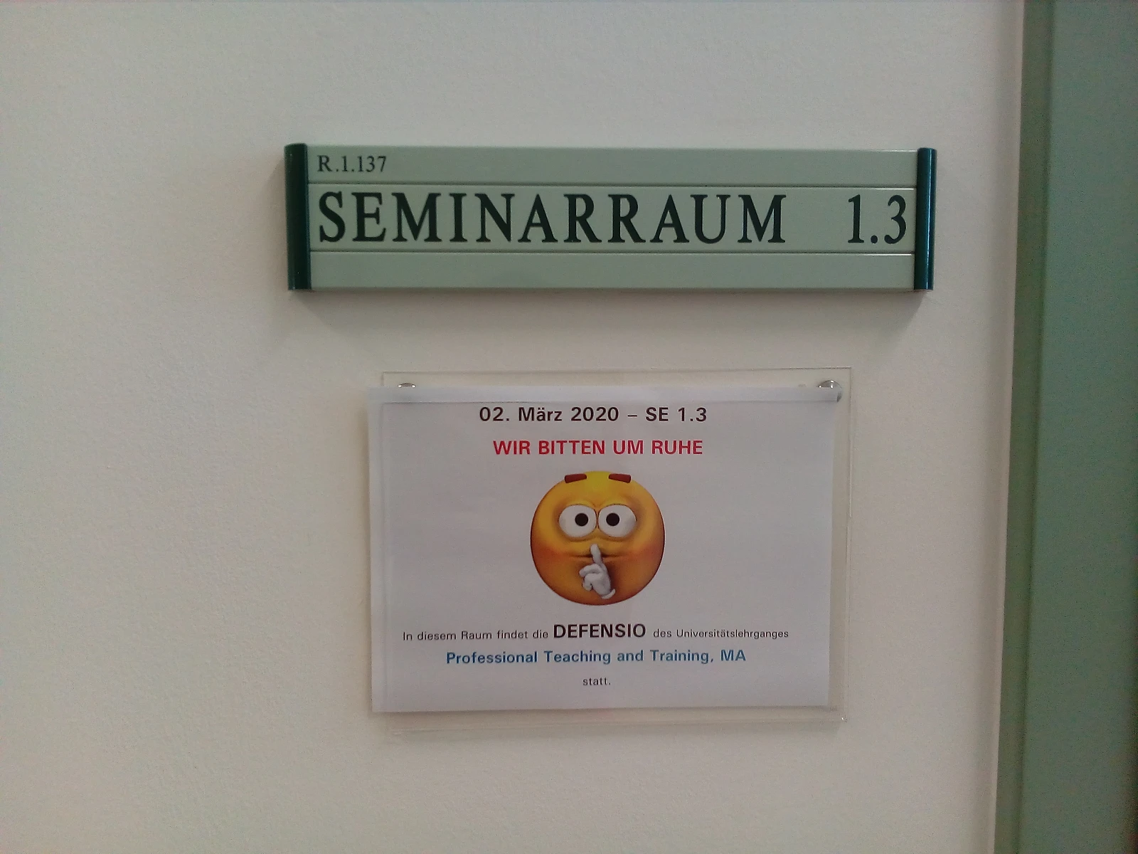 An der Tür hängt ein Bitte - Nicht - Stören - Schild