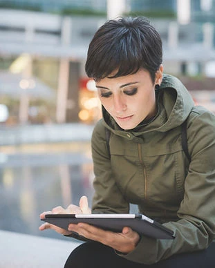 Eine junge Frau liest auf Tablet